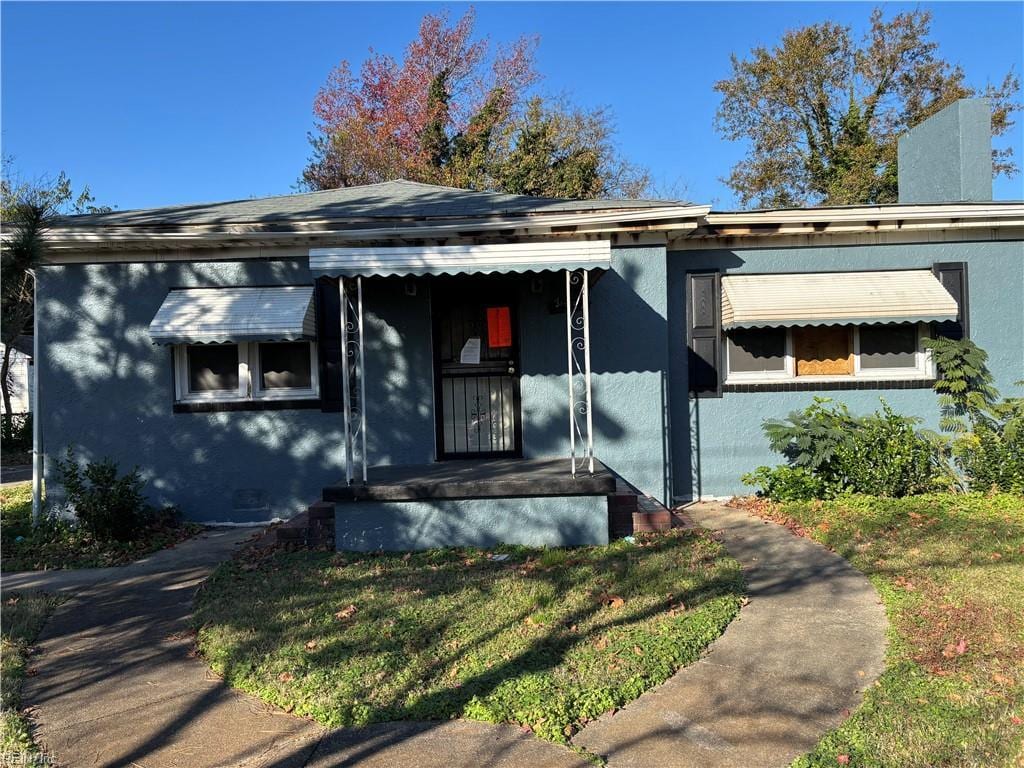 view of front of property featuring a front lawn