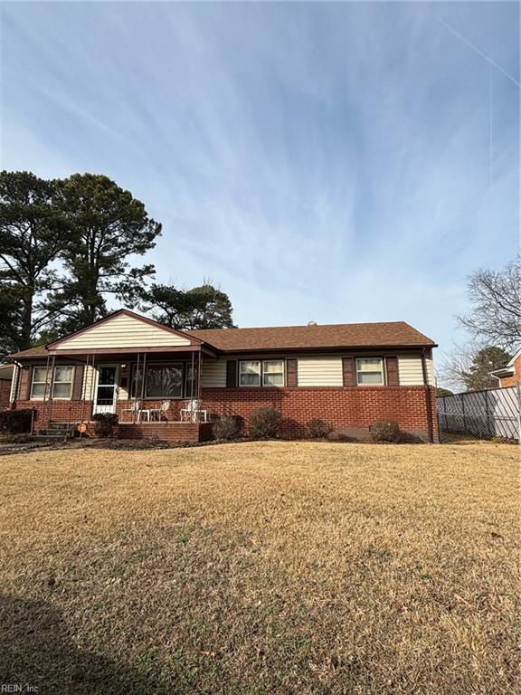 view of front of home with a front lawn