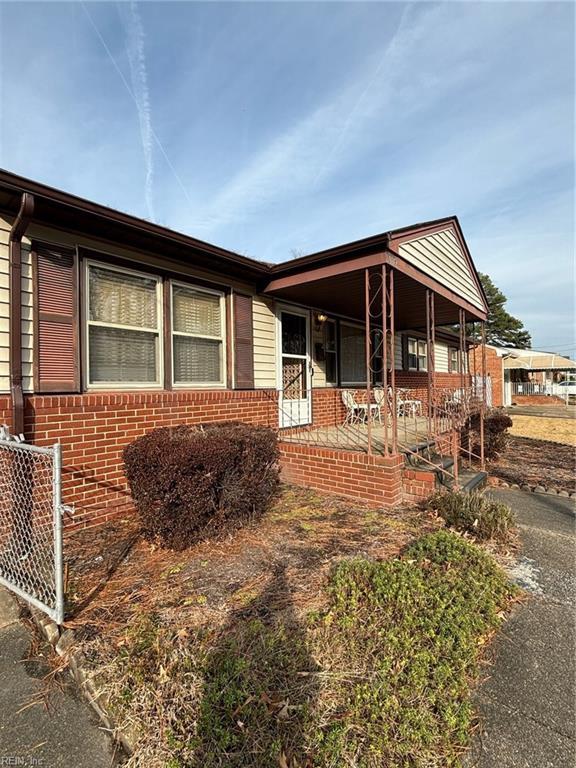 view of front of property featuring a porch