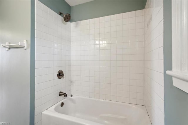 bathroom featuring tiled shower / bath combo