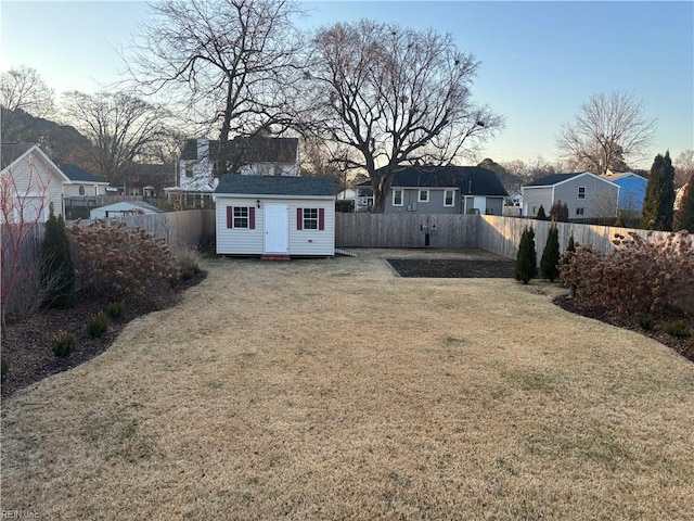 view of yard featuring a storage shed