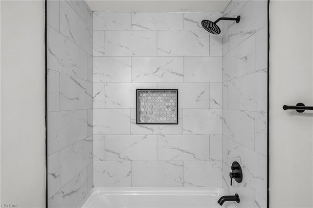 bathroom featuring tiled shower / bath