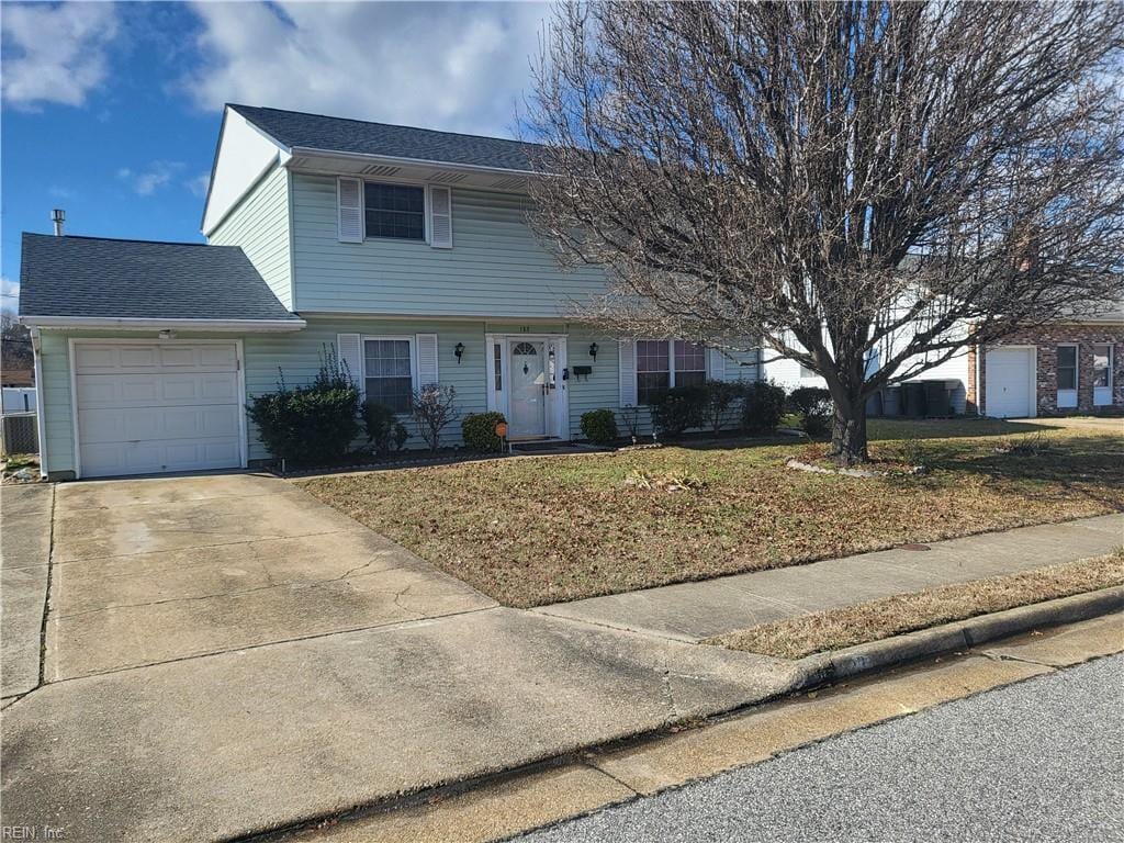 view of front facade featuring a garage and a front yard