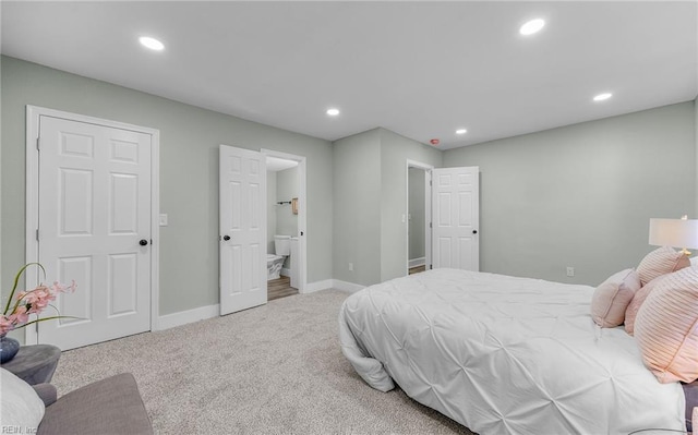 carpeted bedroom featuring recessed lighting, connected bathroom, and baseboards