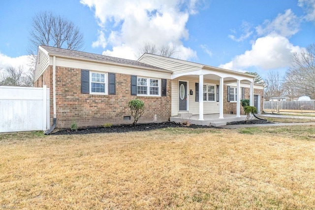 view of front of property featuring covered porch and a front yard