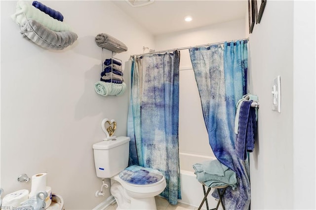 bathroom featuring shower / tub combo with curtain and toilet