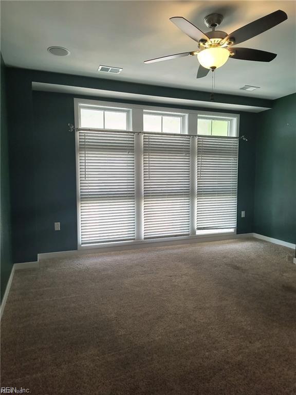 unfurnished room with carpet flooring and ceiling fan