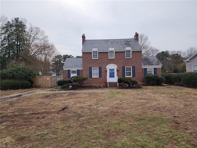 view of front of house featuring a front yard