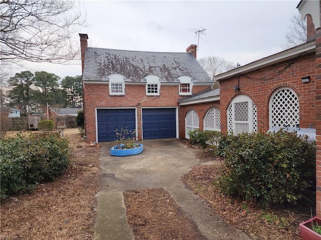 view of front facade featuring a garage