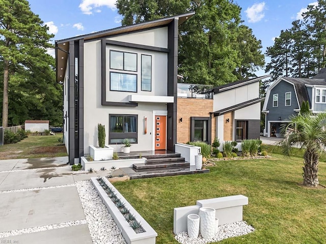 view of front of property featuring a front lawn