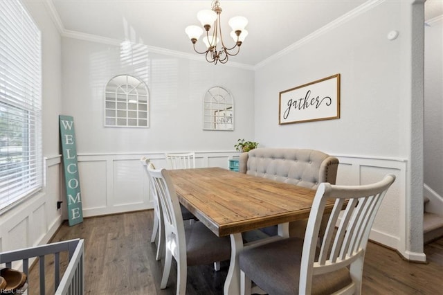 dining area featuring crown molding, dark hardwood / wood-style floors, and an inviting chandelier