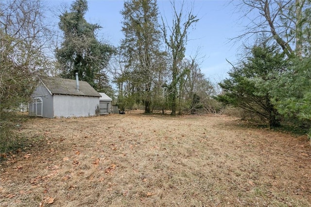 view of yard featuring an outdoor structure