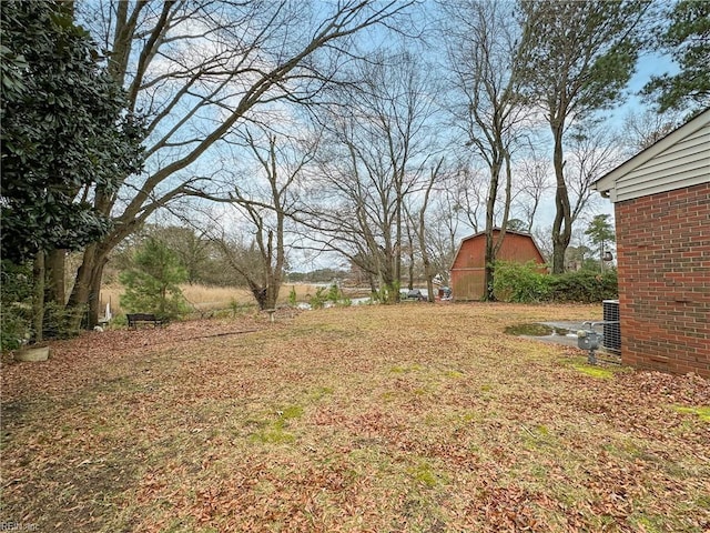 view of yard with an outdoor structure