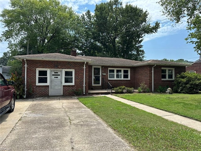 single story home with a front lawn