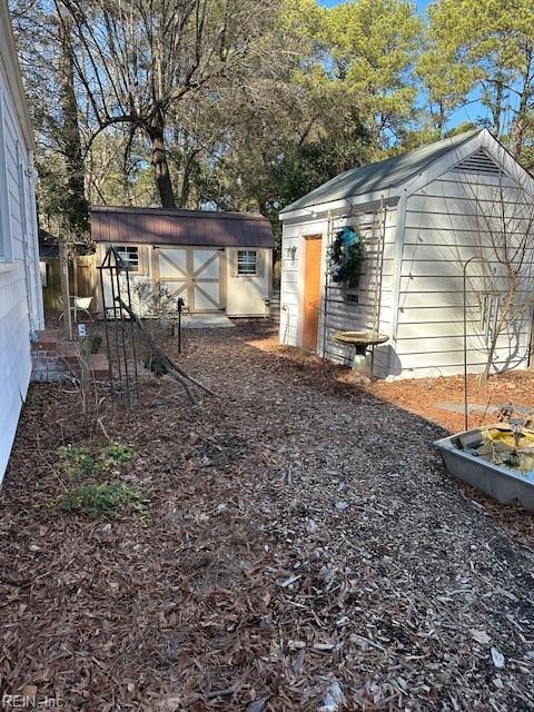 view of yard with a storage unit