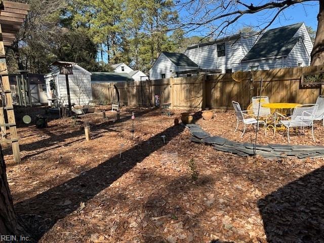 view of yard with a storage unit