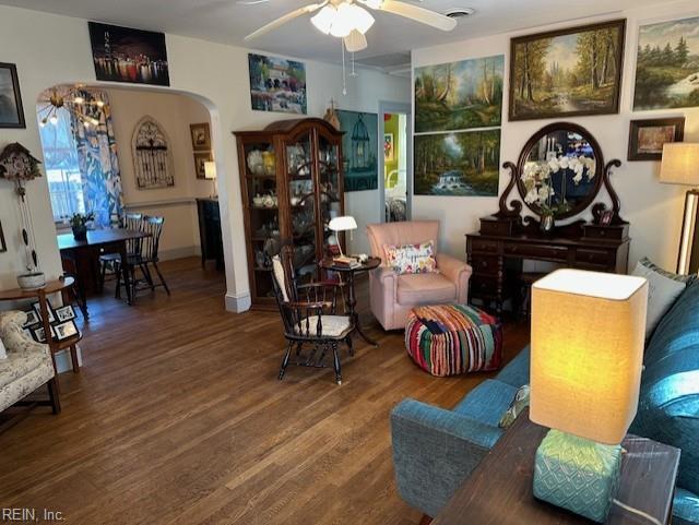 living area featuring wood-type flooring and ceiling fan