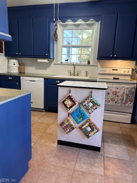 kitchen with sink, backsplash, hanging light fixtures, blue cabinetry, and white appliances