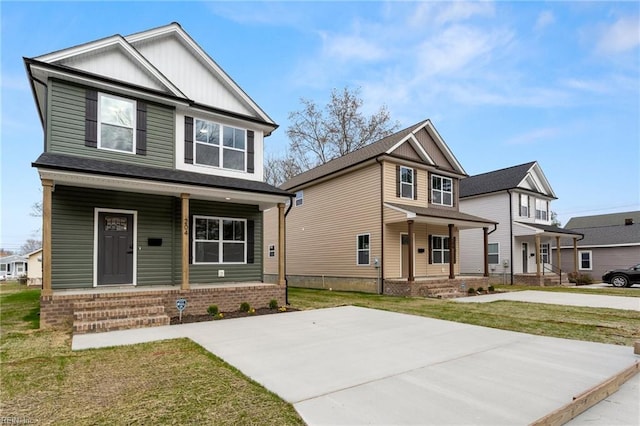 craftsman inspired home with a front lawn and a porch