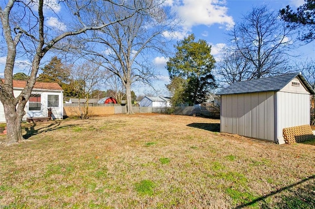 view of yard featuring a shed