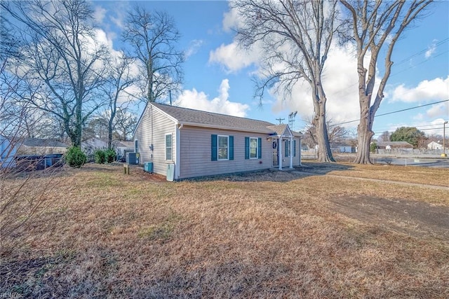 view of front of house featuring a front yard