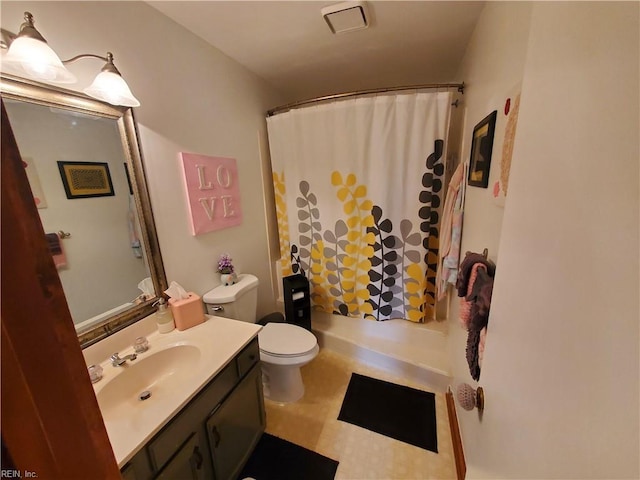 full bathroom with shower / tub combo with curtain, vanity, and toilet