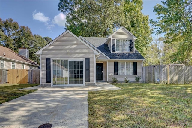 view of front of home featuring a front yard