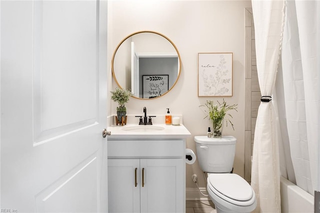 full bathroom with shower / tub combo with curtain, vanity, and toilet