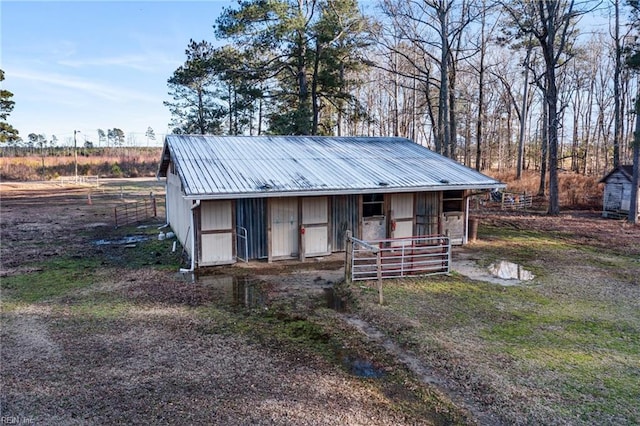 view of front of property featuring an outdoor structure