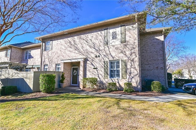 view of front of property with a front yard