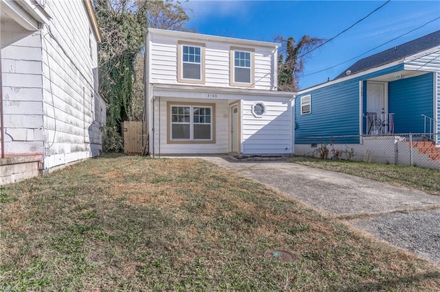 front facade featuring a front yard