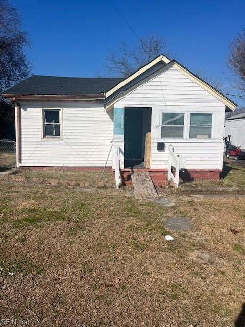 view of front of property featuring a front yard