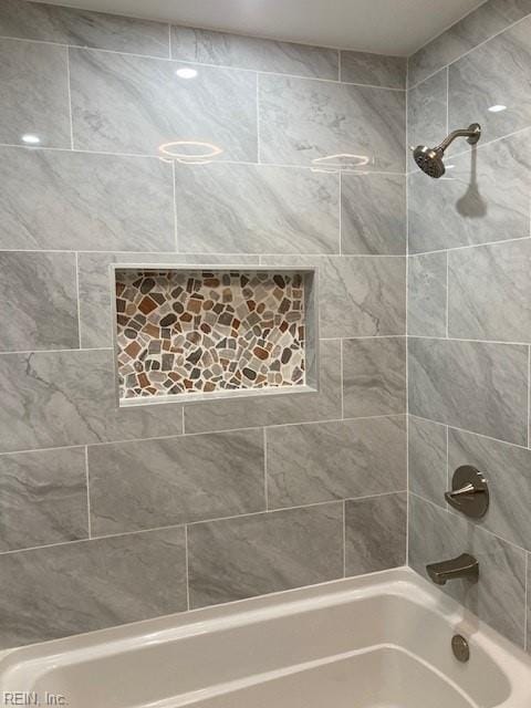 bathroom with tiled shower / bath combo