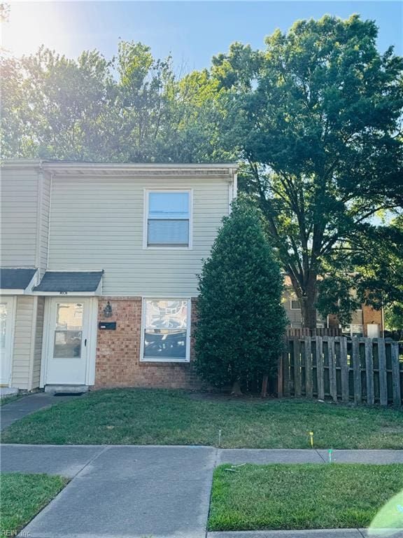 view of front of property with a front yard