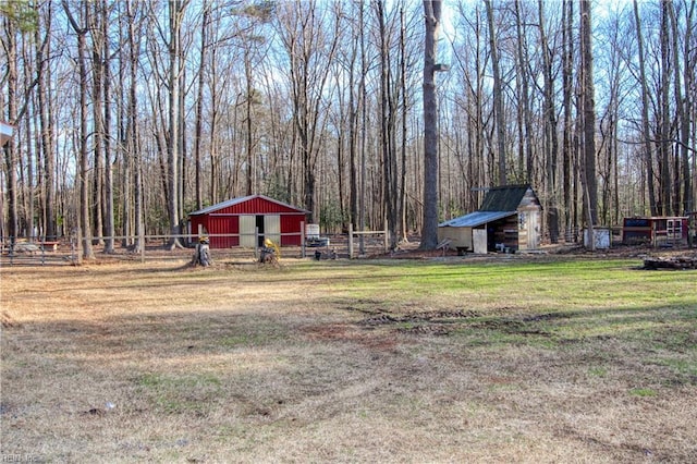 view of yard with an outdoor structure