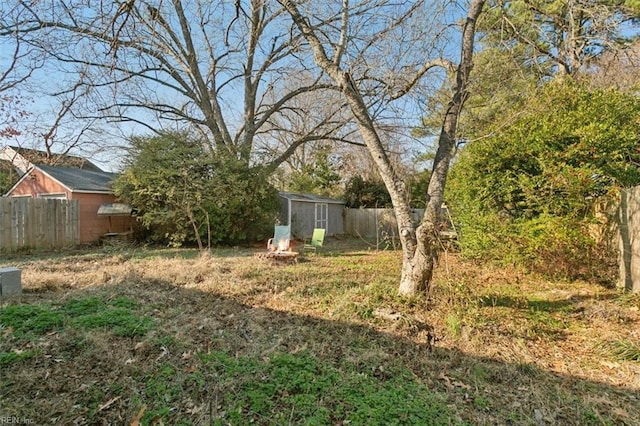 view of yard featuring an outdoor structure