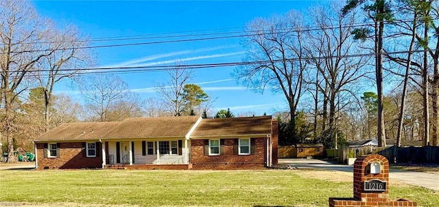 ranch-style home featuring a front lawn