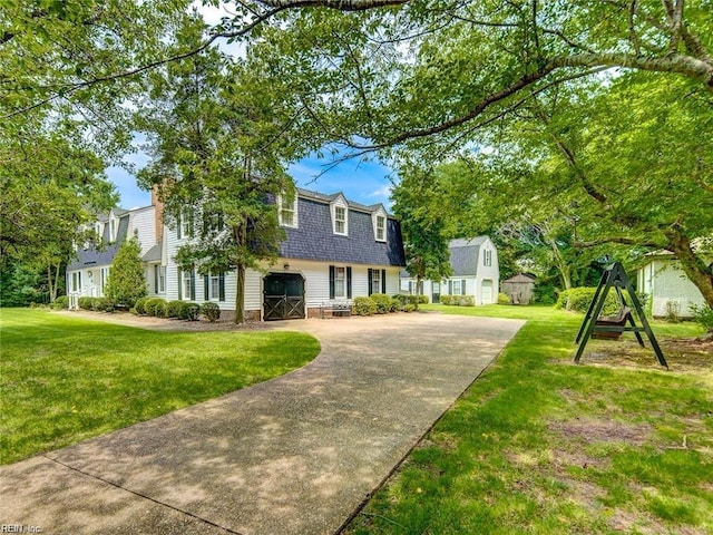 view of front of home featuring a front lawn