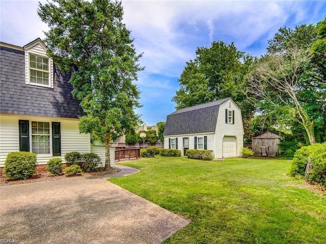 view of yard featuring a storage shed