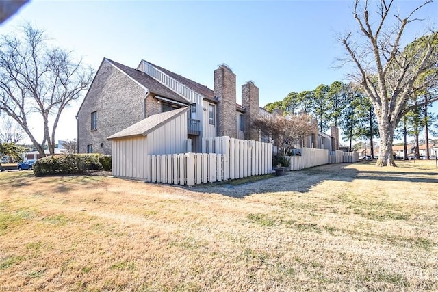 view of side of property featuring a yard