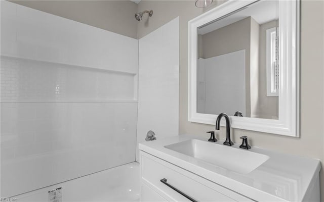 bathroom with tiled shower / bath and vanity