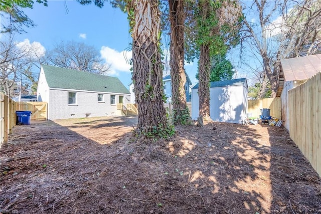 back of house featuring a storage shed