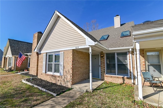 view of front facade with a front yard