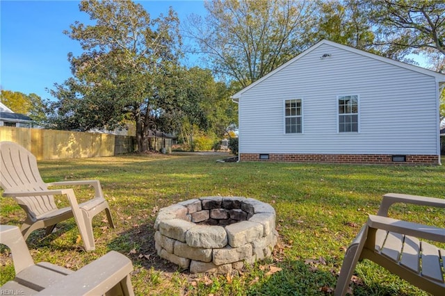 view of yard featuring an outdoor fire pit