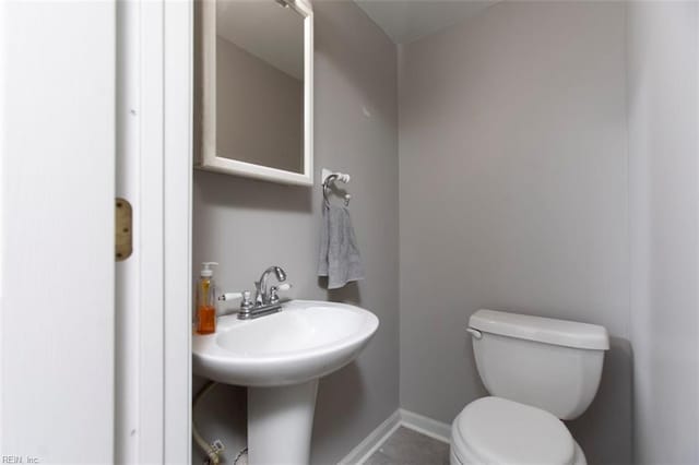 bathroom featuring toilet and sink