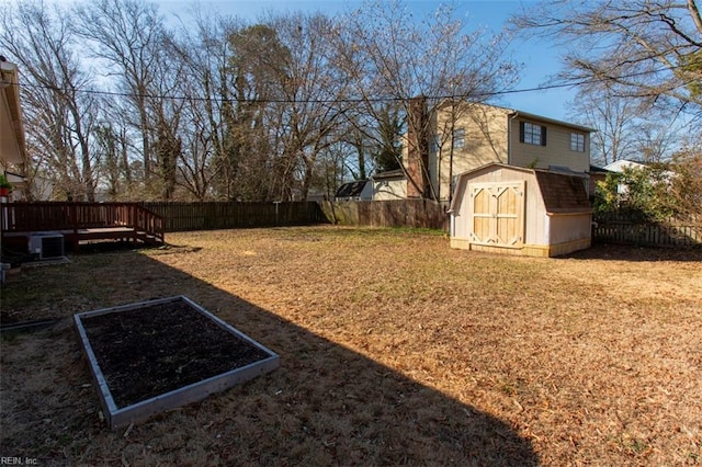 view of yard with a storage shed