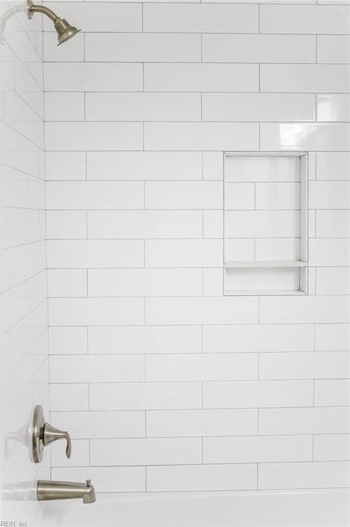 room details with tiled shower / bath