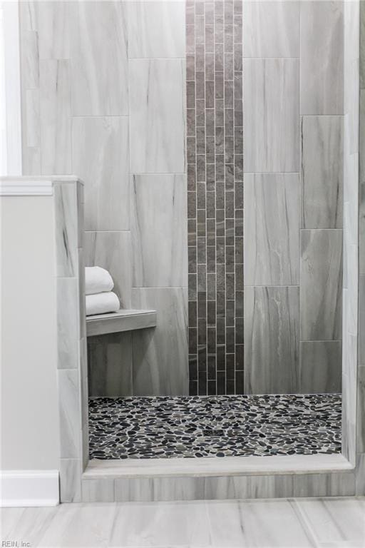 bathroom featuring a tile shower