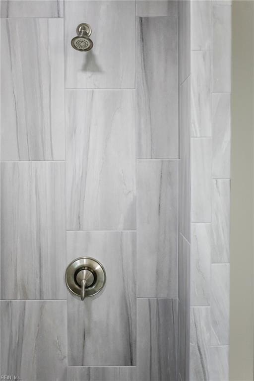 details with a tile shower