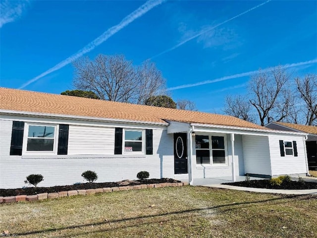 ranch-style home with a front yard